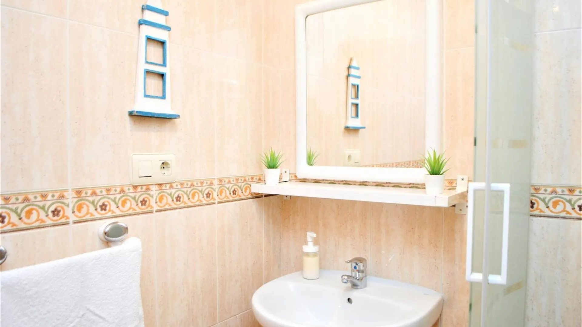 Small Building With 2 Apartments 0*, Malaga