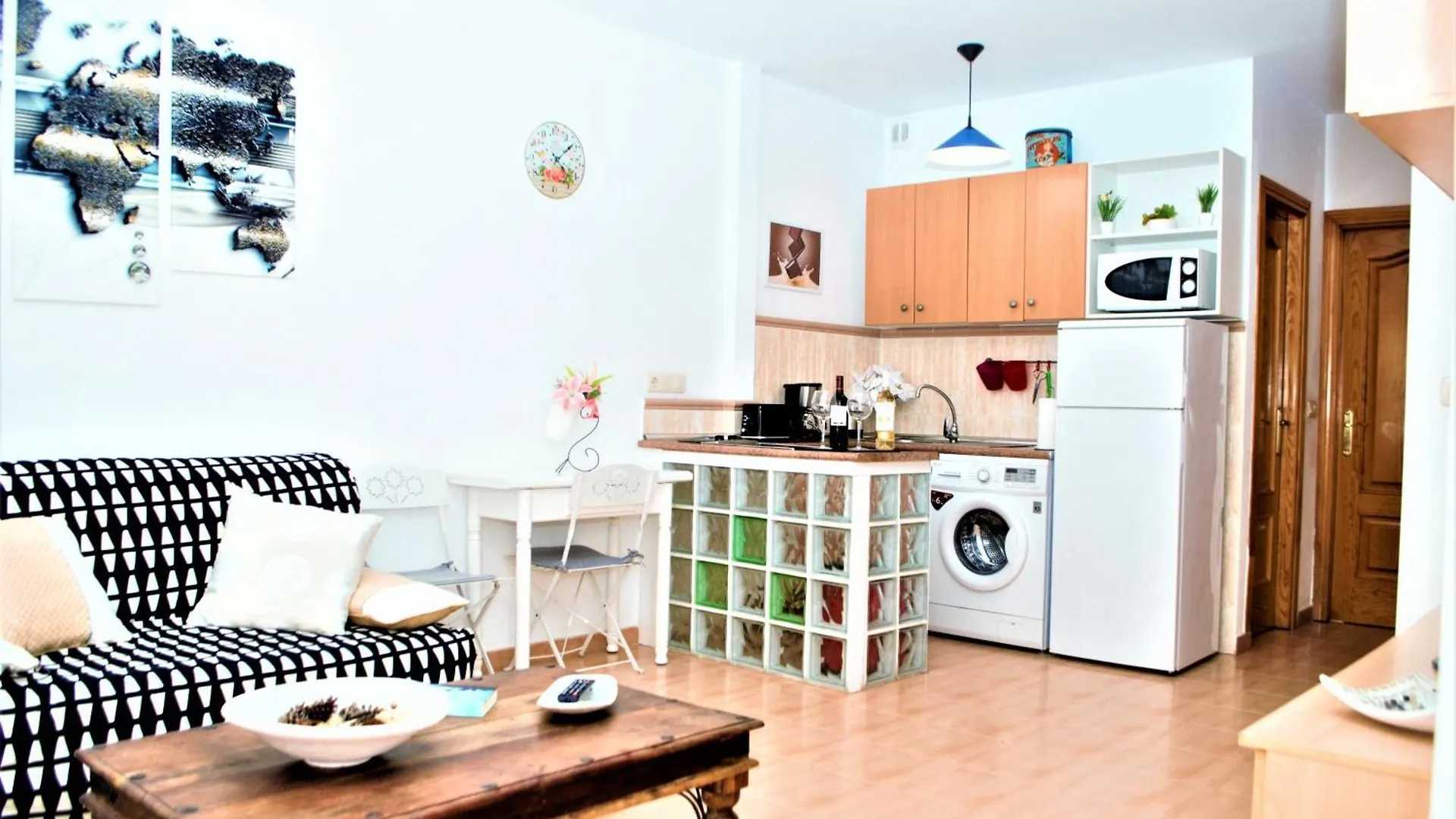 Small Building With 2 Apartments 0*, Malaga
